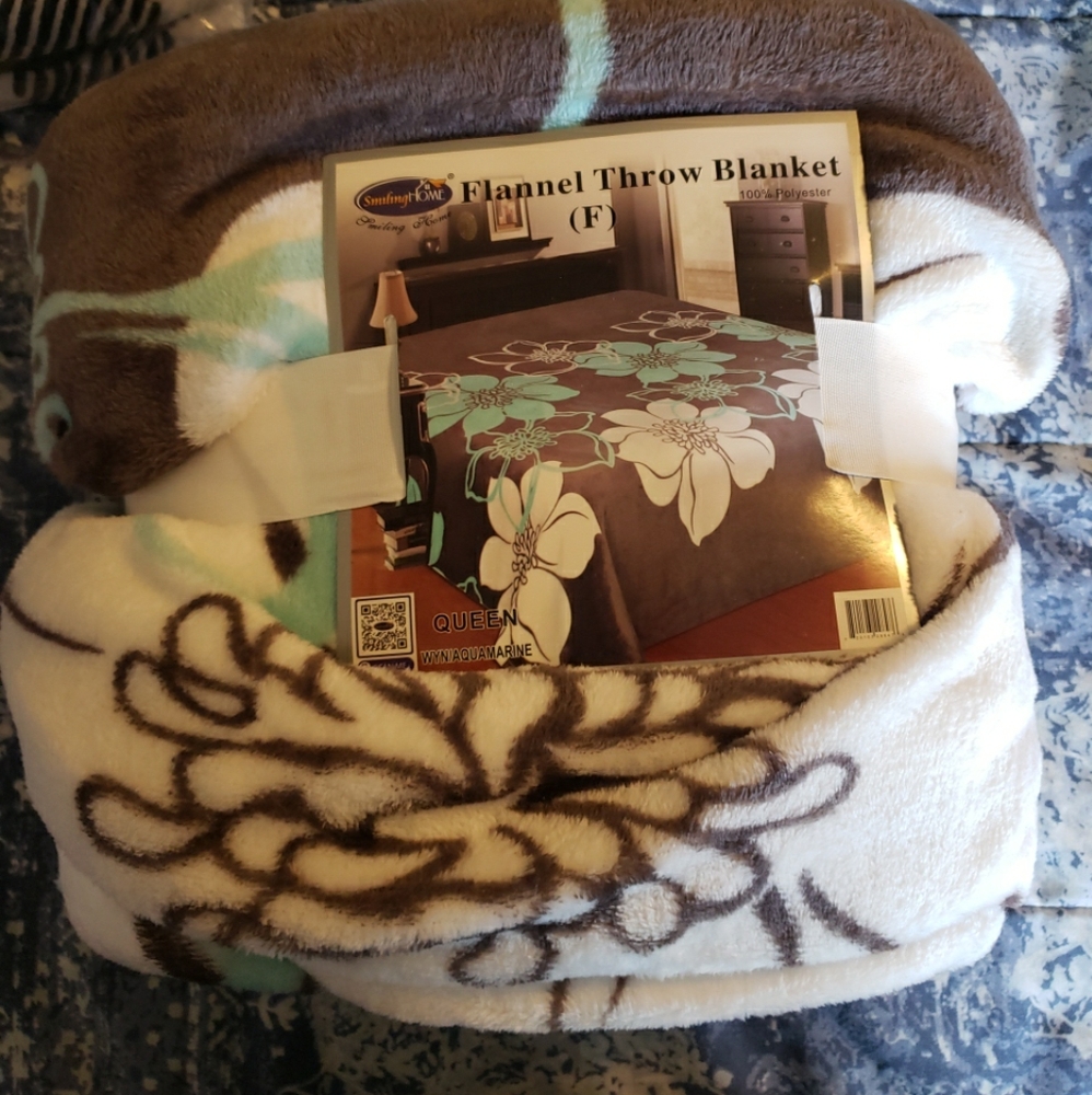 Smiling Home Floral Flannel Throw Blanket NWT